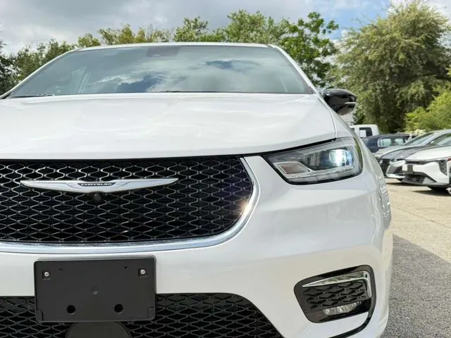 2025 Chrysler Pacifica Select - Photo 10