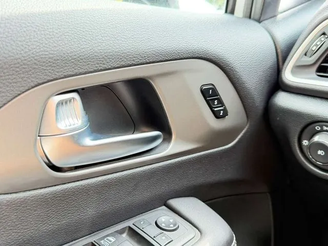 2025 Chrysler Pacifica Select - Photo 16