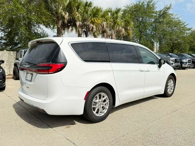 2025 Chrysler Pacifica Select - Photo 6