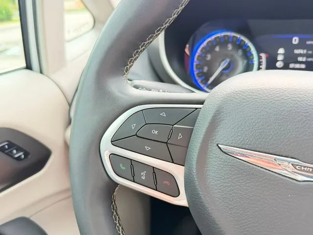 Chrysler Pacifica photo 14