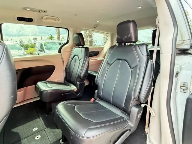 Chrysler Pacifica photo 27