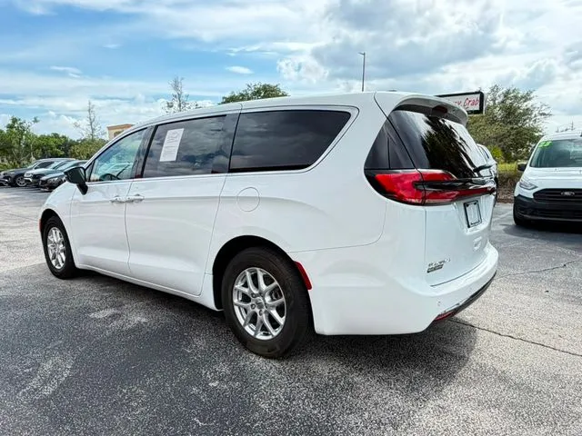 Chrysler Pacifica photo 7