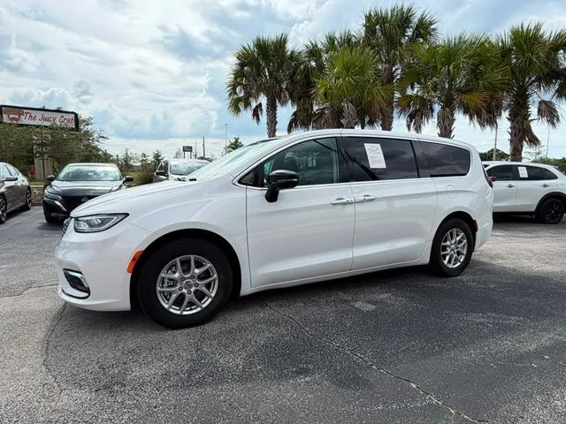 Chrysler Pacifica photo 3