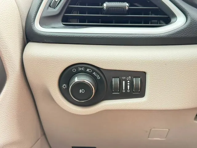 Chrysler Pacifica photo 19