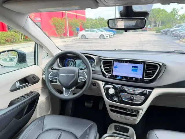 Chrysler Pacifica photo 11