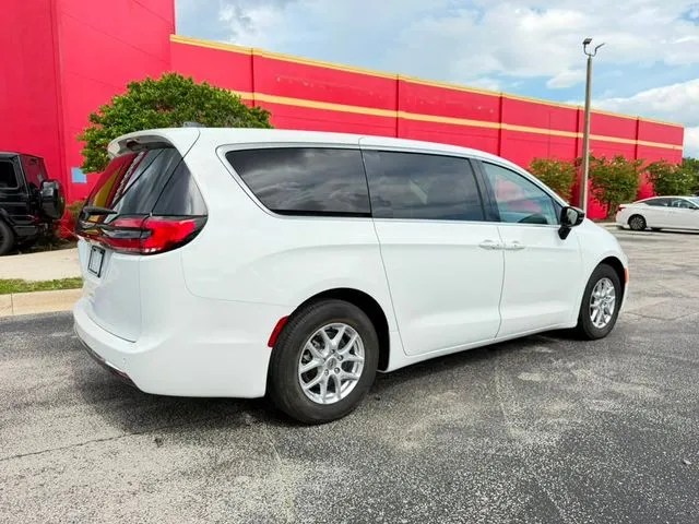 Chrysler Pacifica photo 6