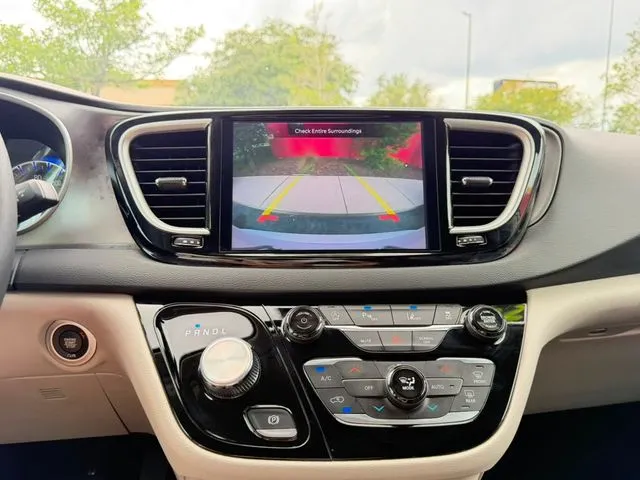 Chrysler Pacifica photo 21