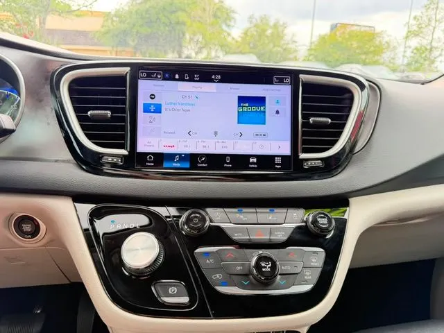 Chrysler Pacifica photo 22