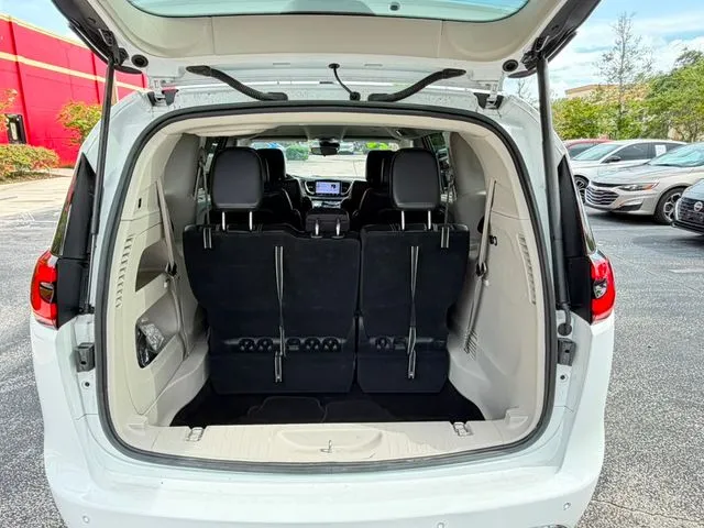 Chrysler Pacifica photo 9