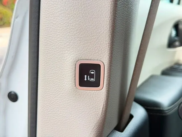 Chrysler Pacifica photo 28