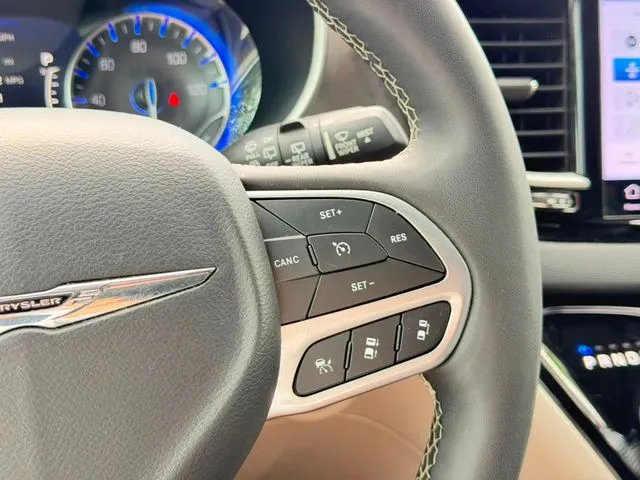 Chrysler Pacifica photo 17