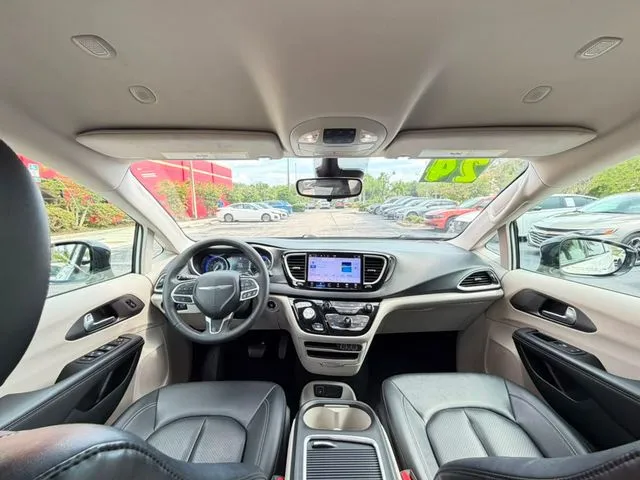 Chrysler Pacifica photo 30