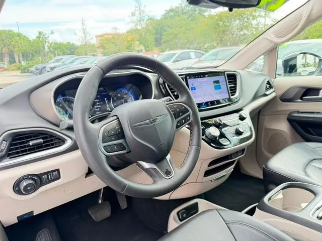 Chrysler Pacifica photo 20
