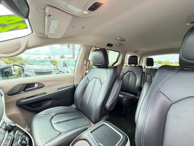Chrysler Pacifica photo 25