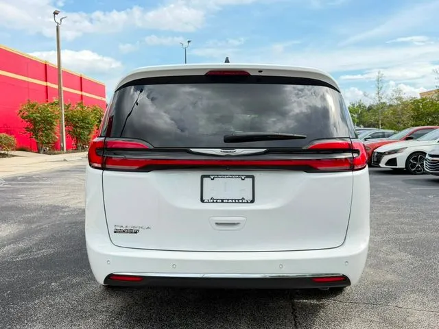 Chrysler Pacifica photo 8