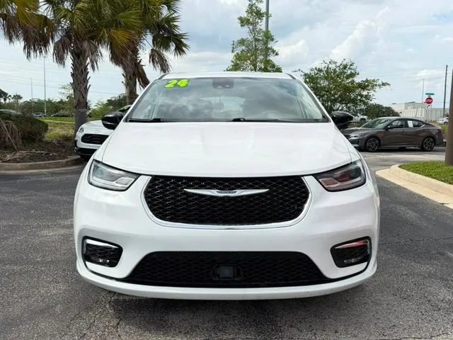 Chrysler Pacifica photo 2