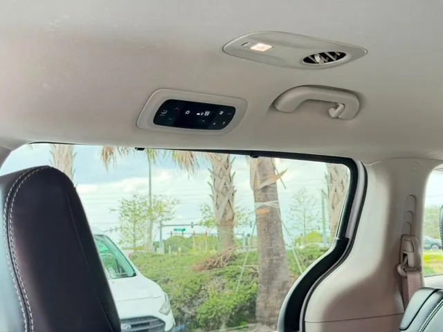 Chrysler Pacifica photo 29
