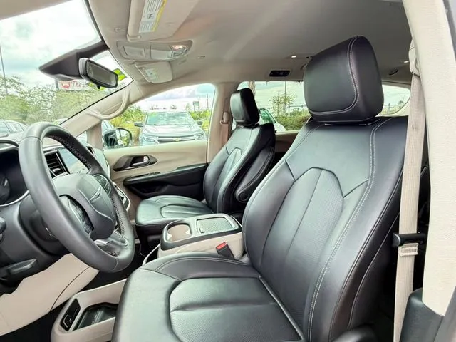 Chrysler Pacifica photo 23