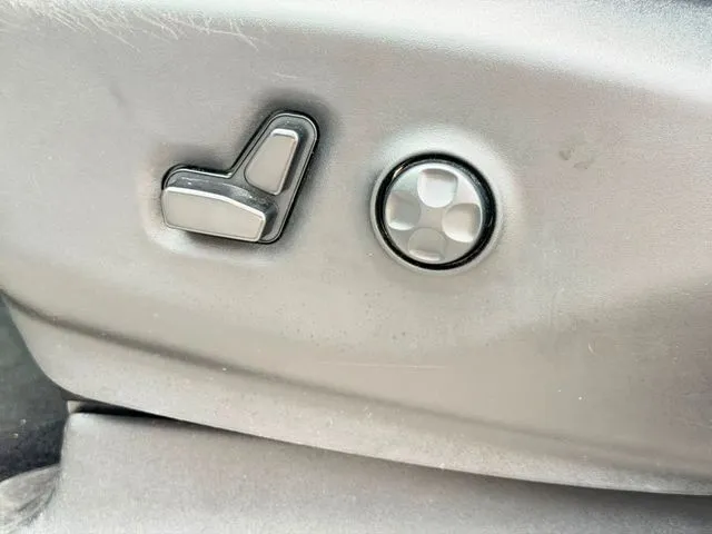 Chrysler Pacifica photo 24