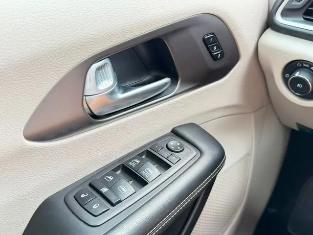 Chrysler Pacifica photo 18