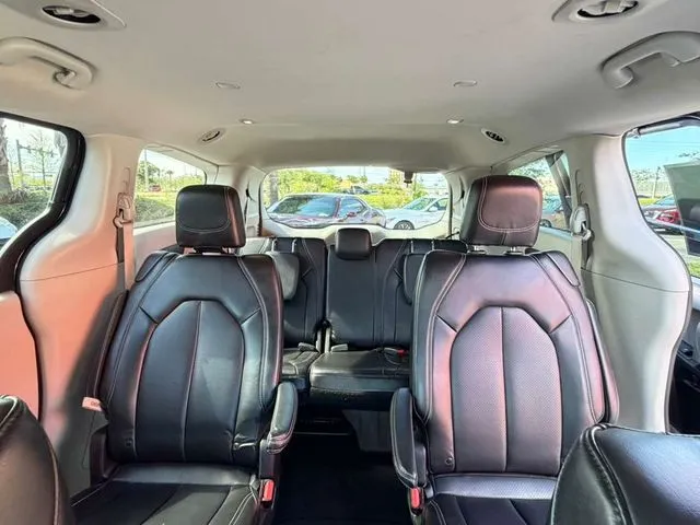 Chrysler Pacifica photo 30
