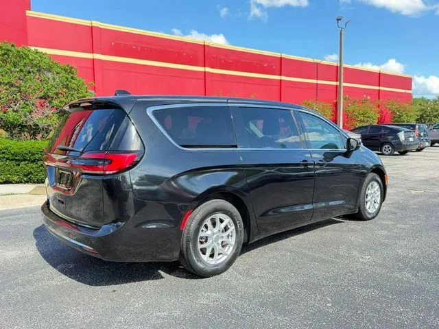 Chrysler Pacifica photo 4