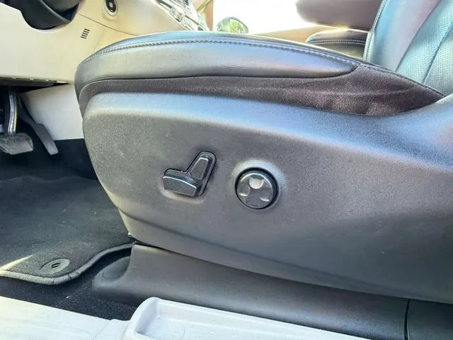 Chrysler Pacifica photo 28