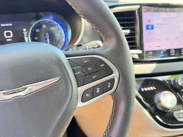 Chrysler Pacifica photo 21