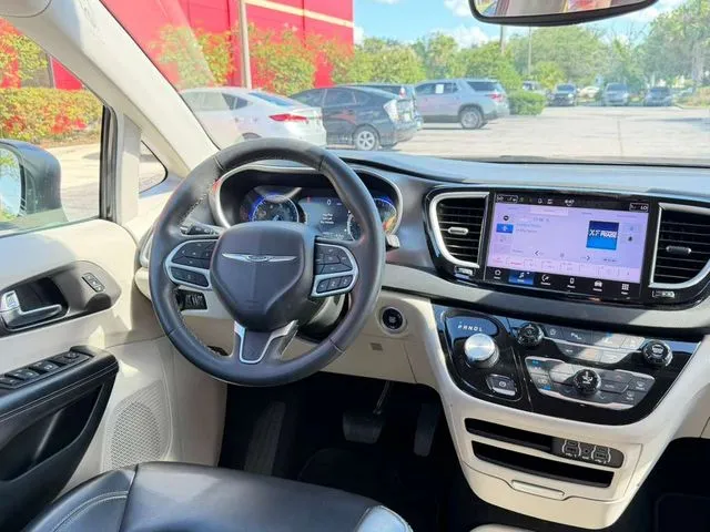 Chrysler Pacifica photo 13