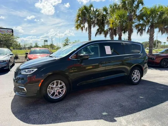 Chrysler Pacifica photo 3