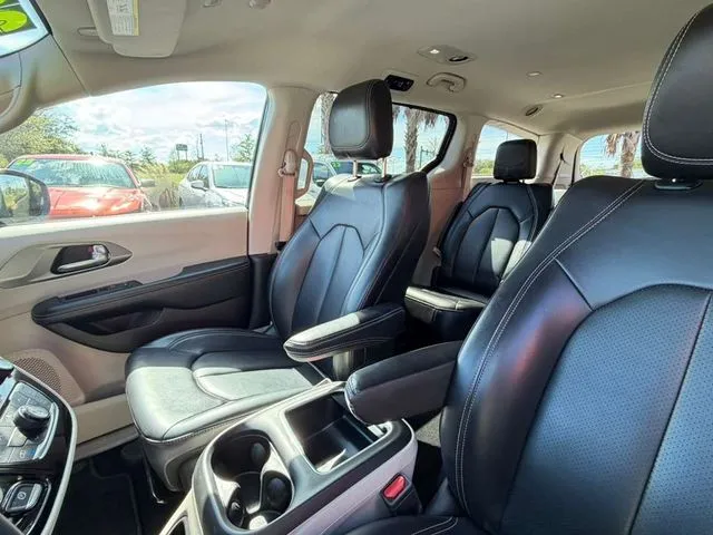 Chrysler Pacifica photo 29