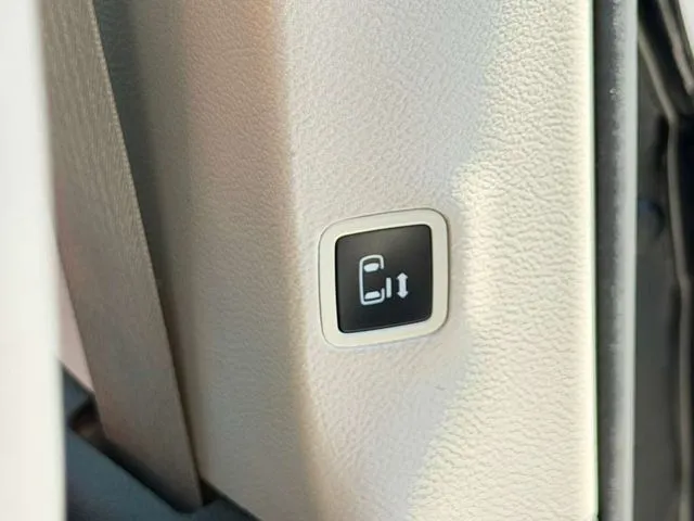 Chrysler Pacifica photo 32