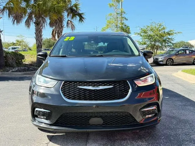 Chrysler Pacifica photo 2