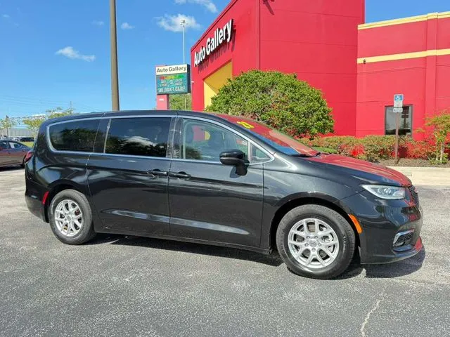 2023 Chrysler Pacifica Touring L's photo