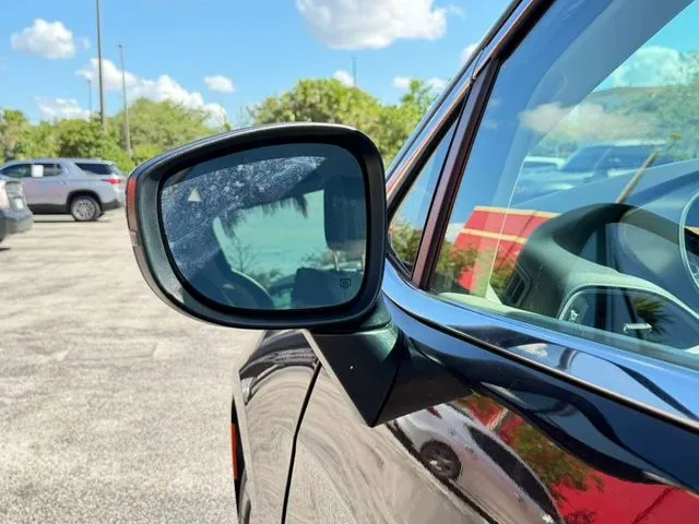 Chrysler Pacifica photo 12