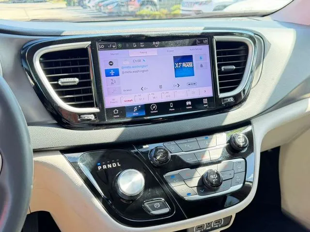 Chrysler Pacifica photo 23