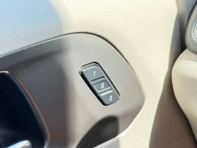 Chrysler Pacifica photo 16