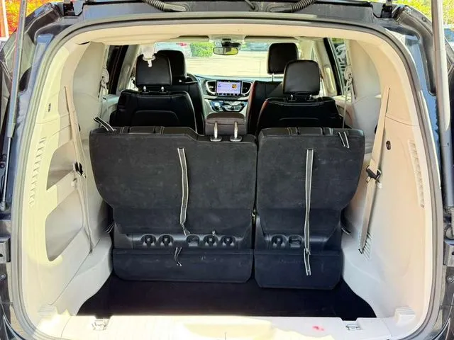 Chrysler Pacifica photo 9