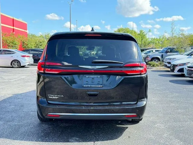 Chrysler Pacifica photo 8