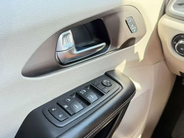 Chrysler Pacifica photo 17
