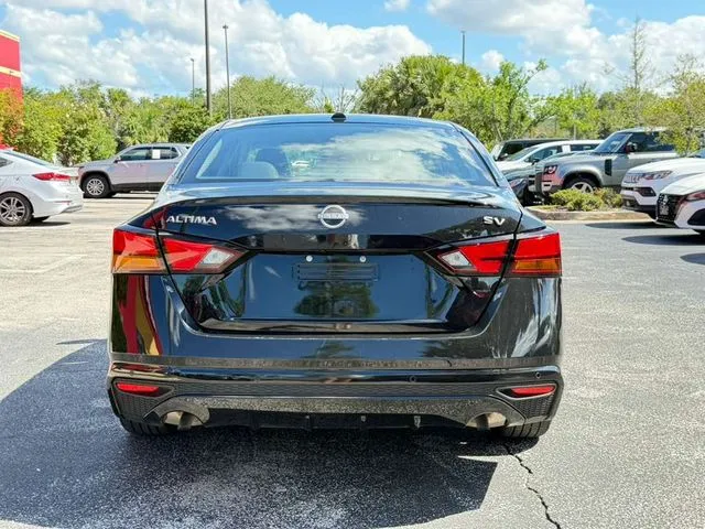 Nissan Altima photo 8