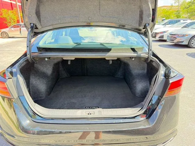Nissan Altima photo 9