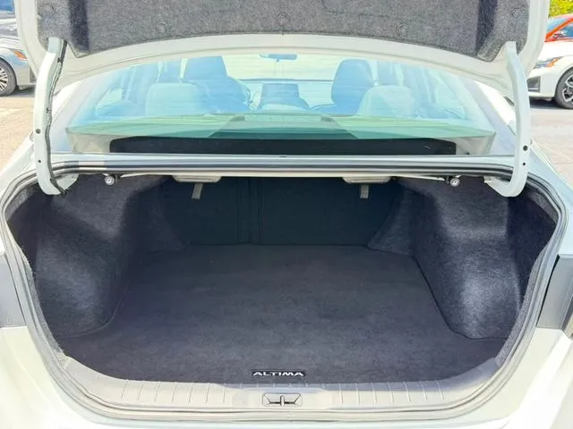 Nissan Altima photo 9