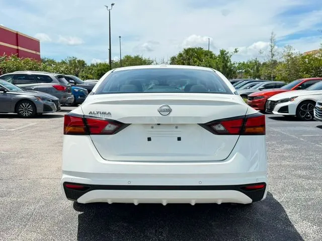 Nissan Altima photo 8