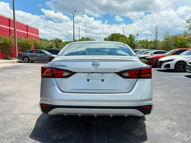 Nissan Altima photo 8