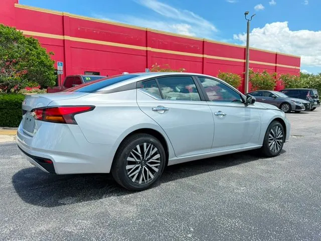 Nissan Altima photo 6