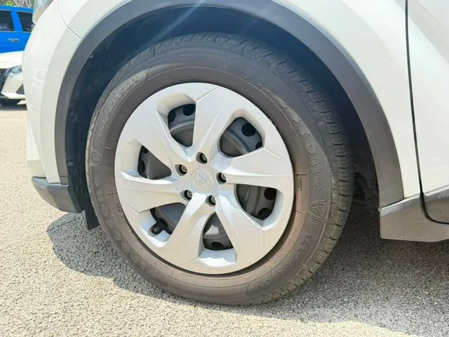 Toyota C-HR photo 11