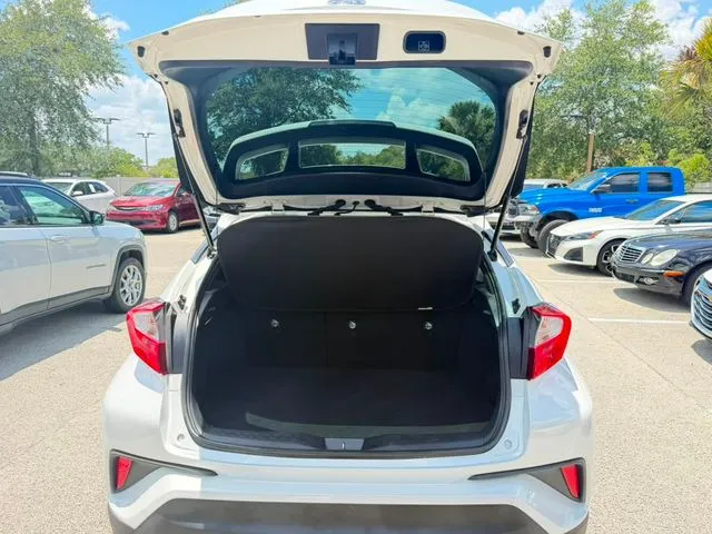 Toyota C-HR photo 9