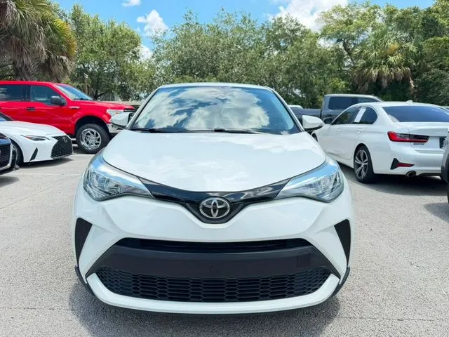 Toyota C-HR photo 2