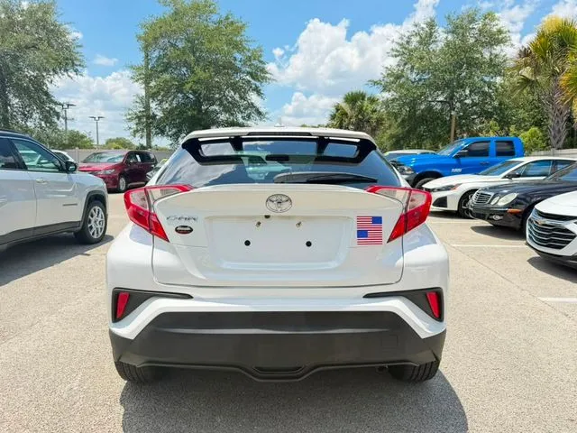 Toyota C-HR photo 8